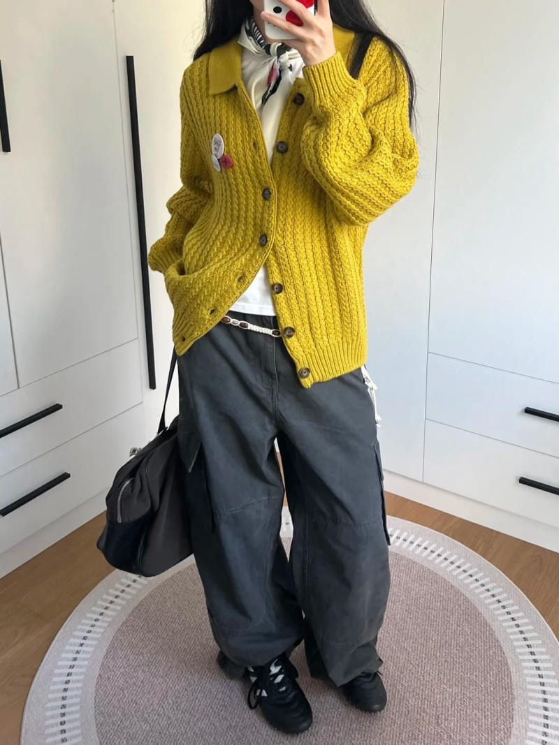 8. Cardigan vàng mù tạt vặn thừng phối cùng quần túi hộp màu xám