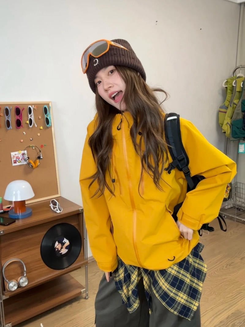 7. Áo gió vàng mù tạt phối cùng mũ len nâu và họa tiết kẻ