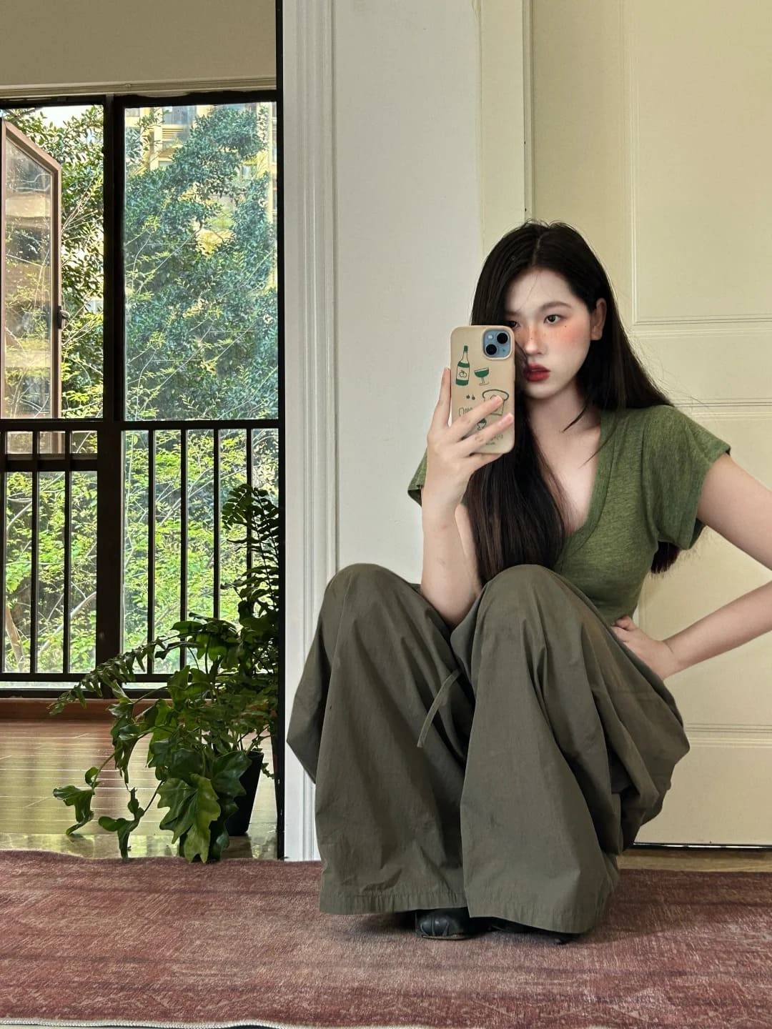 ao-mau-xanh-reu-phoi-voi-quan-mau-gi