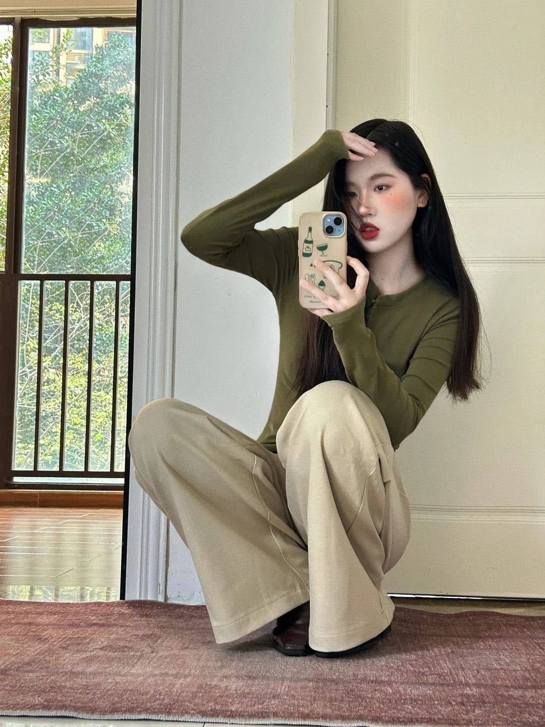 ao-mau-xanh-reu-phoi-voi-quan-mau-gi