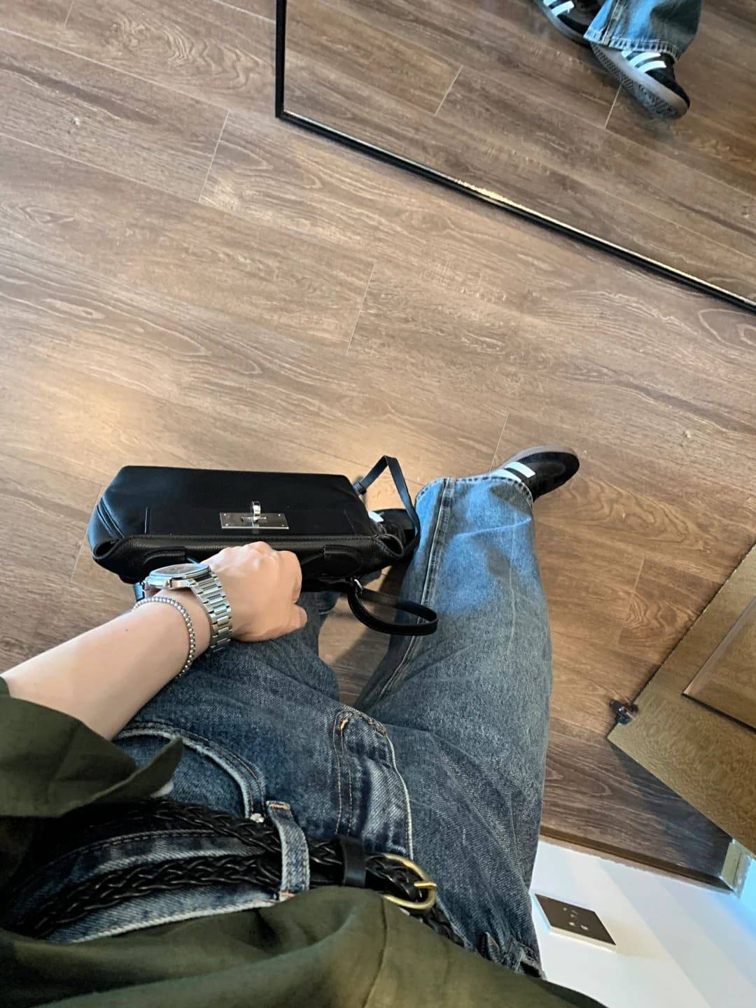 ao-mau-xanh-reu-phoi-voi-quan-mau-gi