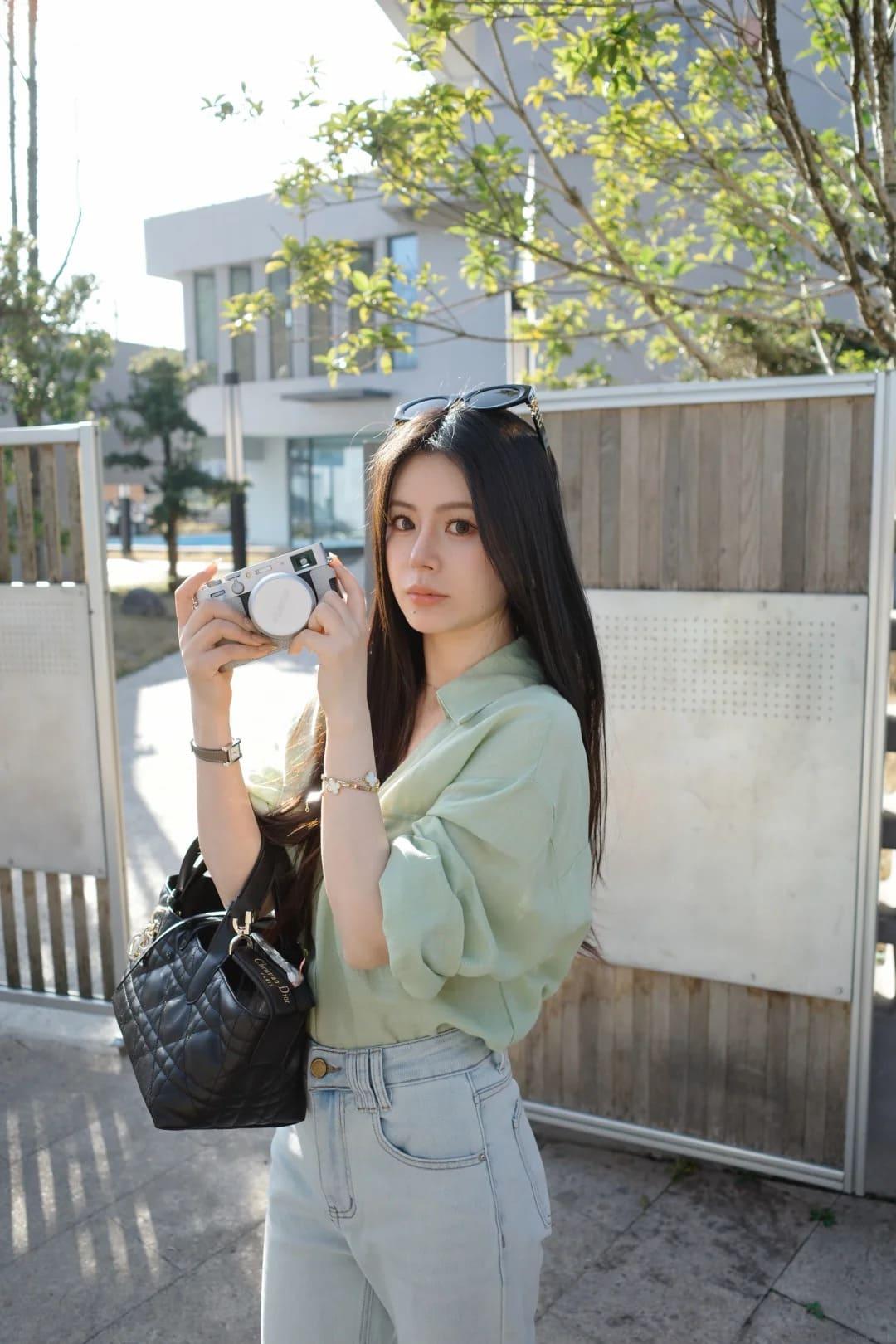 ao-mau-xanh-reu-phoi-voi-quan-mau-gi