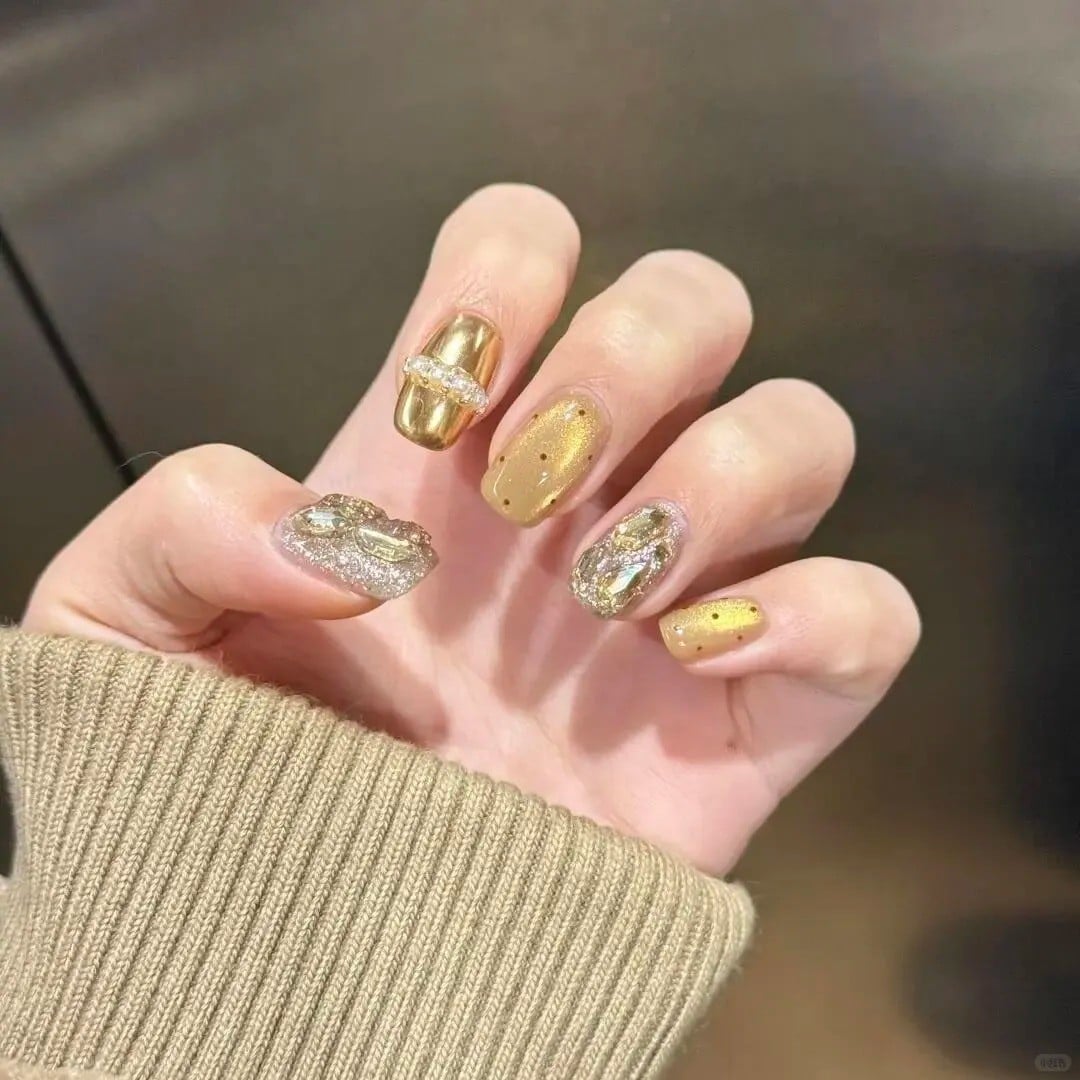 Nail đỏ nhũ lấp lánh