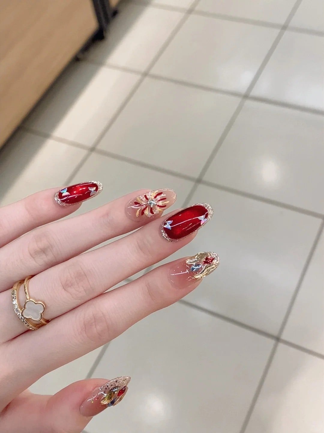 Nail đỏ nhũ lấp lánh