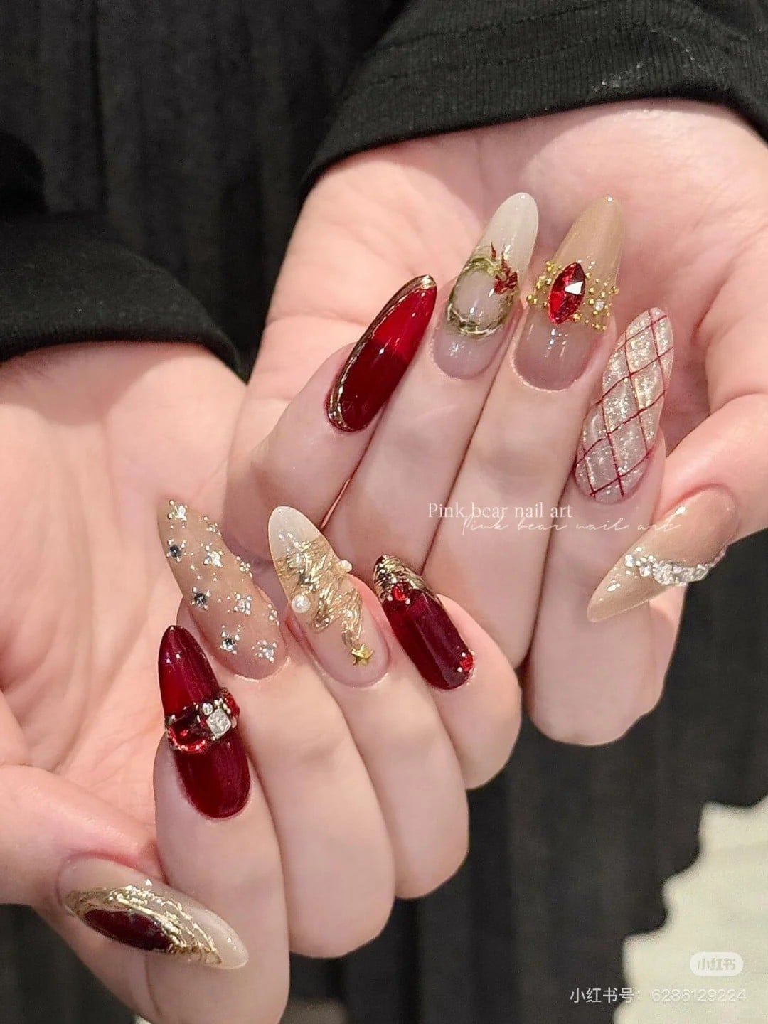 Mẫu nail tết đính đá sang chảnh