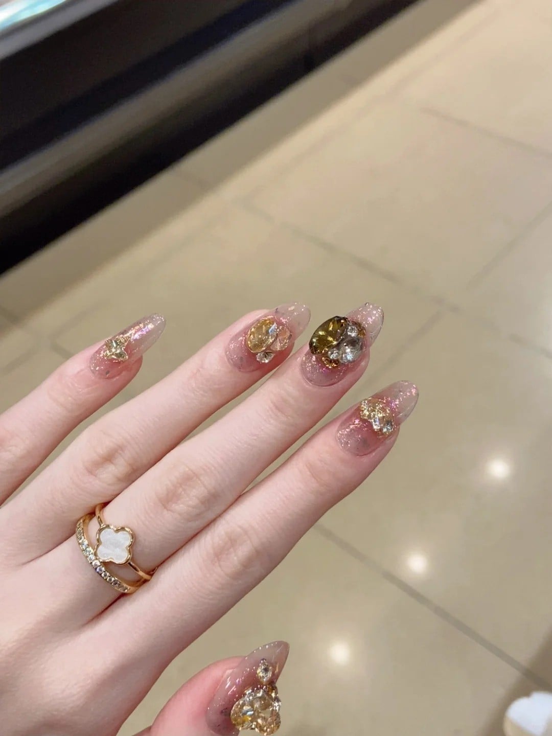 Mẫu nail tết đính đá sang chảnh