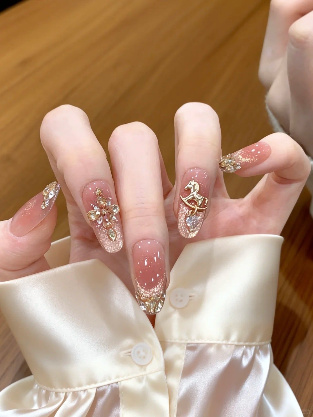 Mẫu nail tết đính đá sang chảnh