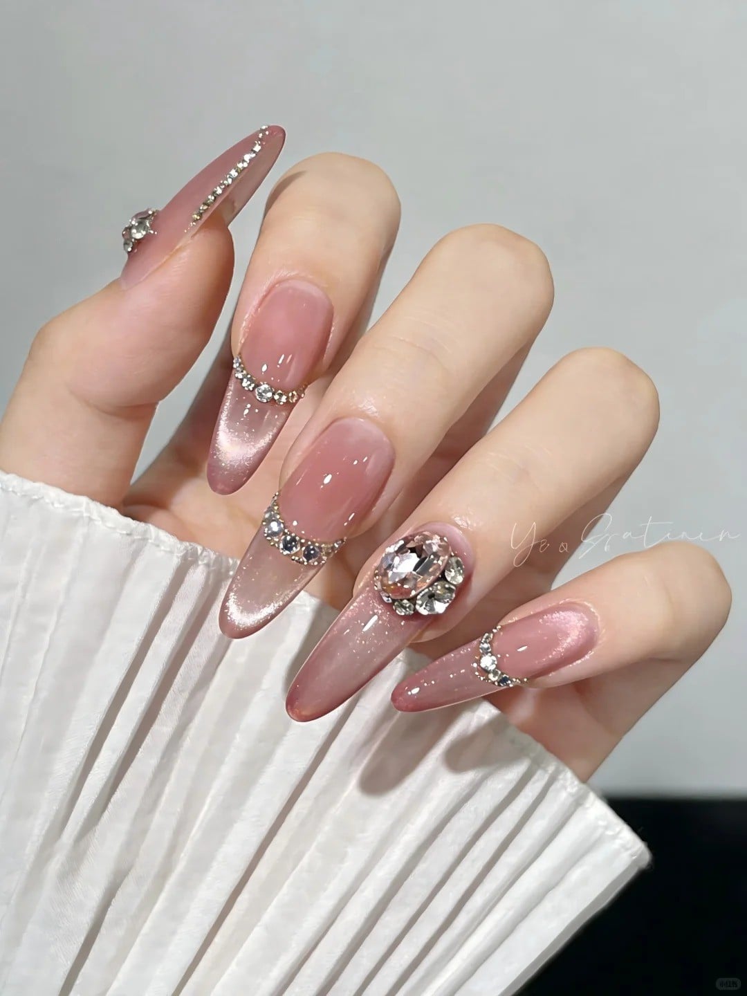 Mẫu nail tết đính đá sang chảnh