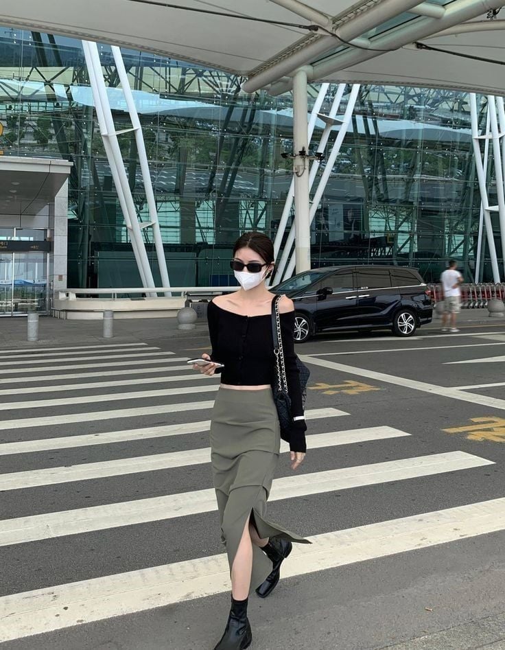 chân váy xẻ tà mix áo trễ vai