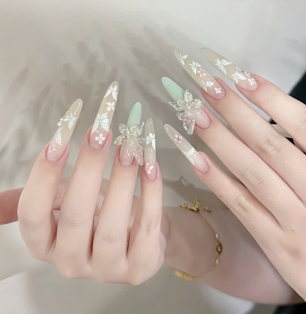 Mẫu nail bướm theo phong cách Hàn Quốc (Korean Butterfly Nails)