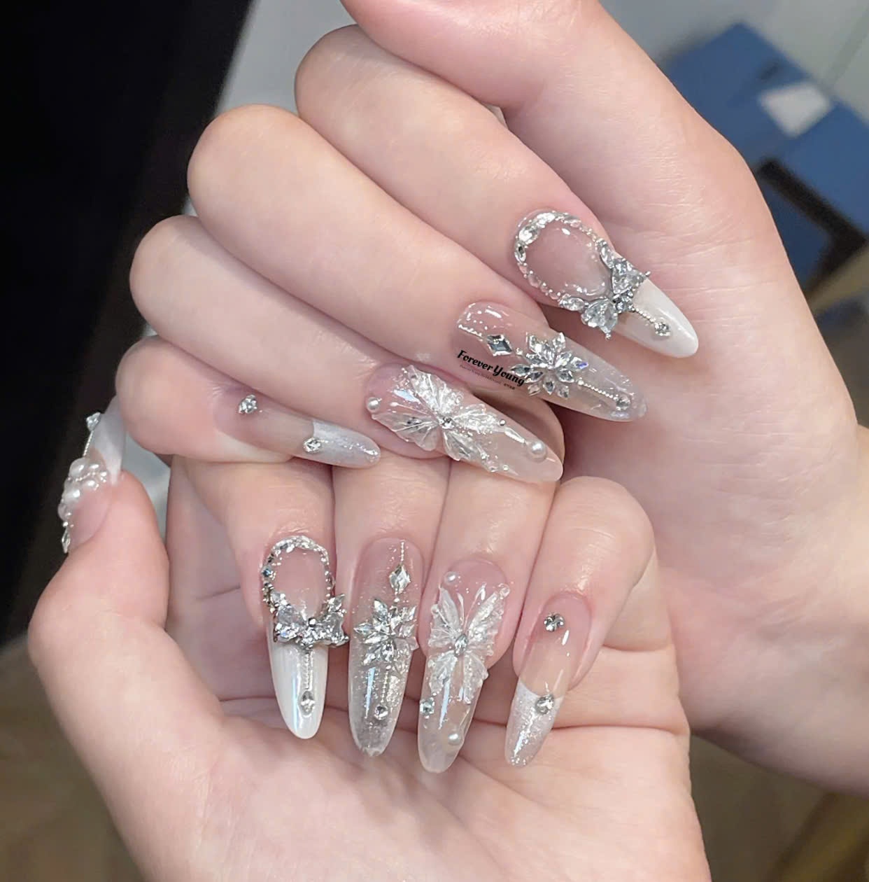 Mẫu nail bướm 3D và đính đá sang trọng
