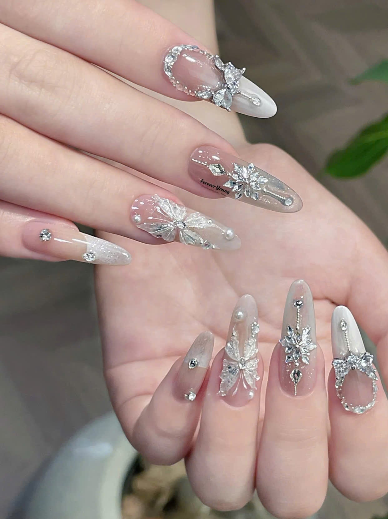 Mẫu nail bướm 3D và đính đá sang trọng