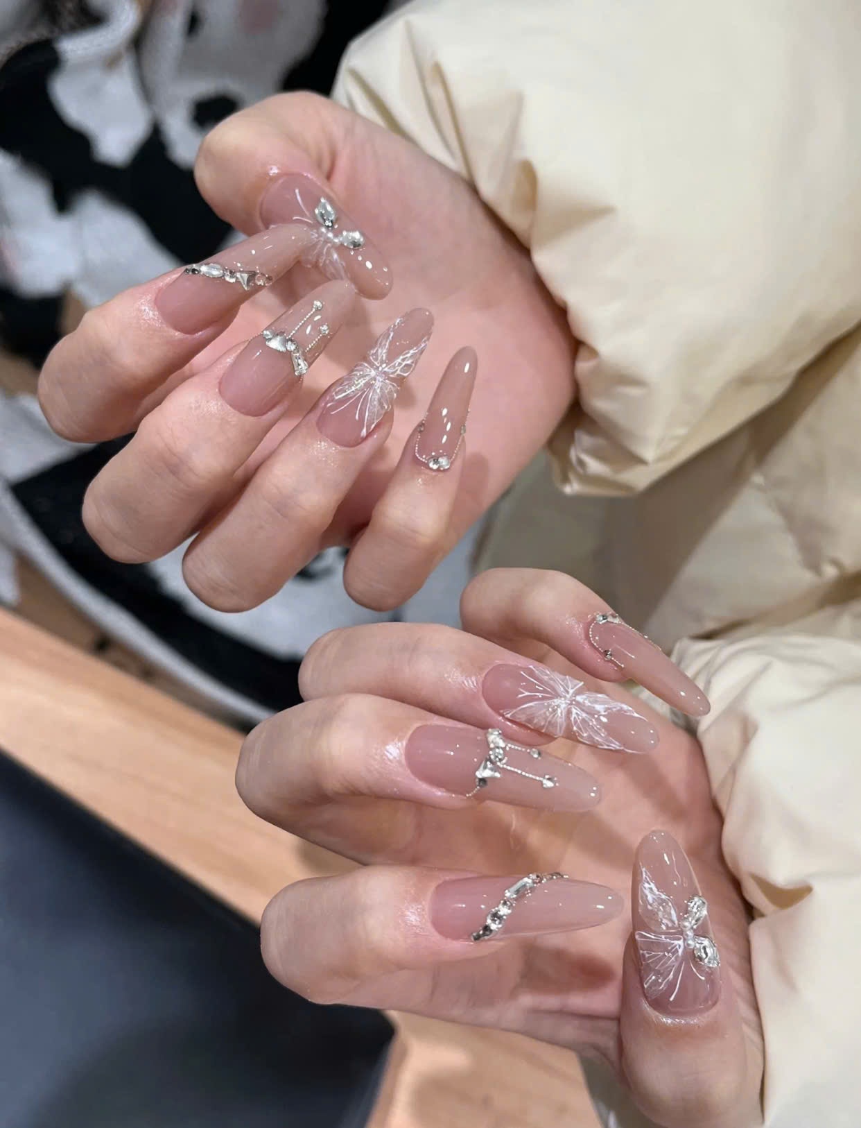 Mẫu nail bướm theo phong cách Hàn Quốc (Korean Butterfly Nails)