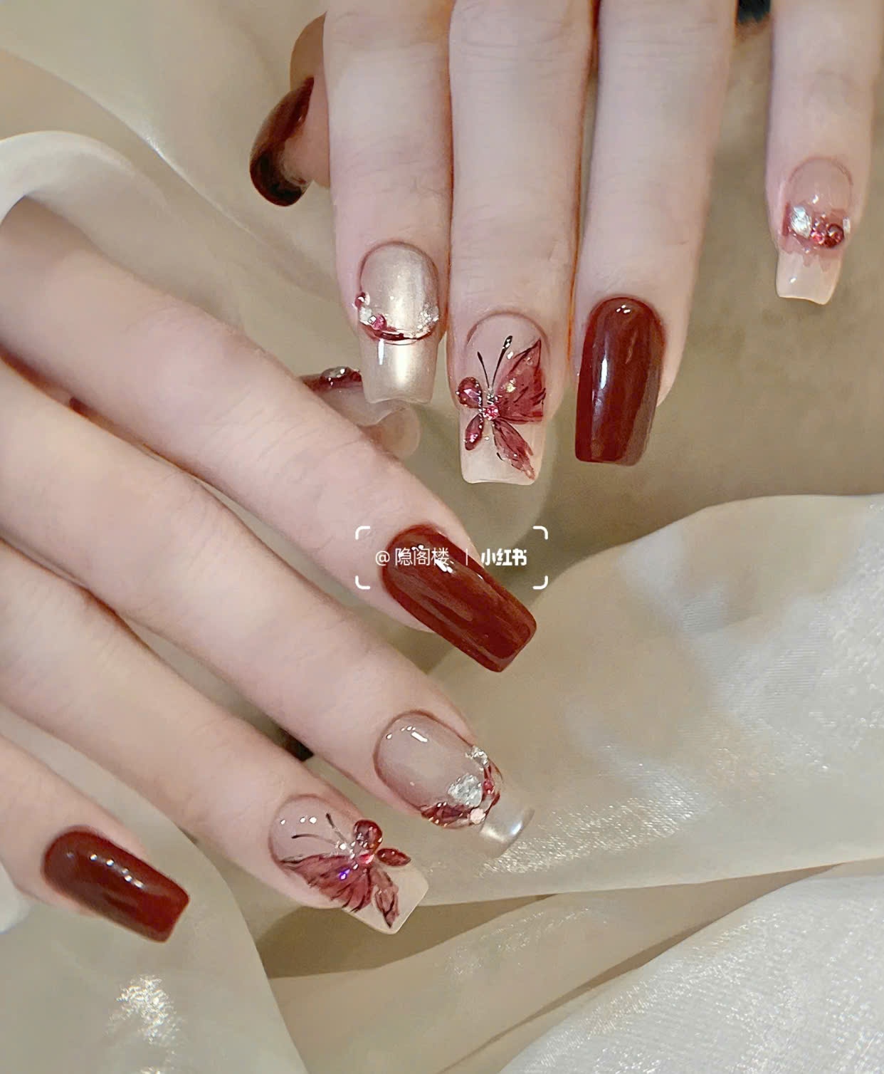 Mẫu nail bướm trên nền sơn lì (Matte)