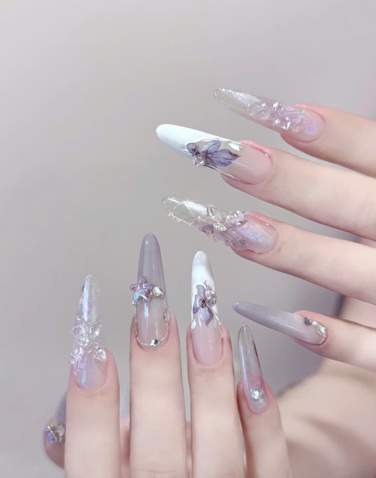 Mẫu nail bướm 3D và đính đá sang trọng