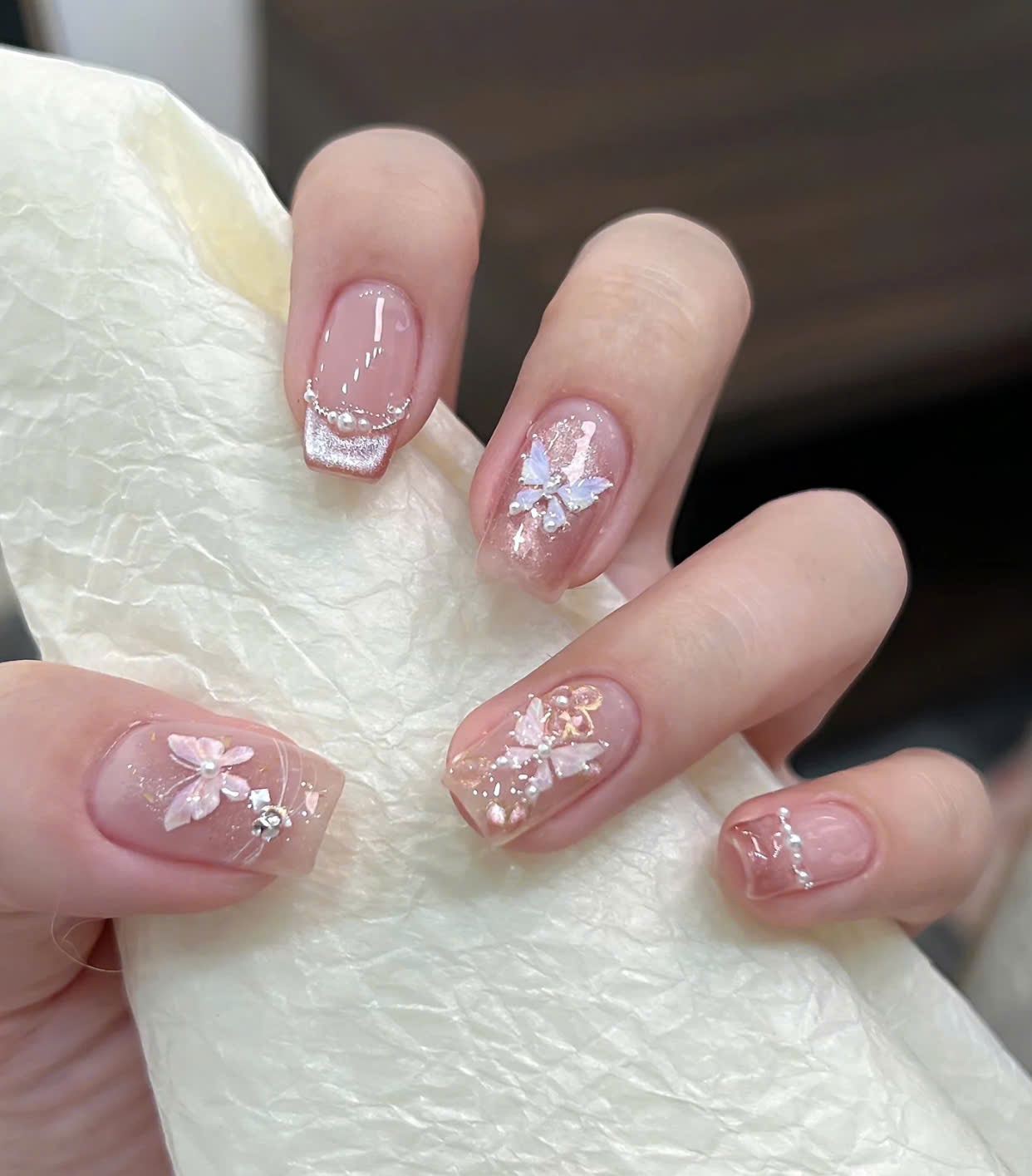 Mẫu nail bướm trên nền sơn lì (Matte)