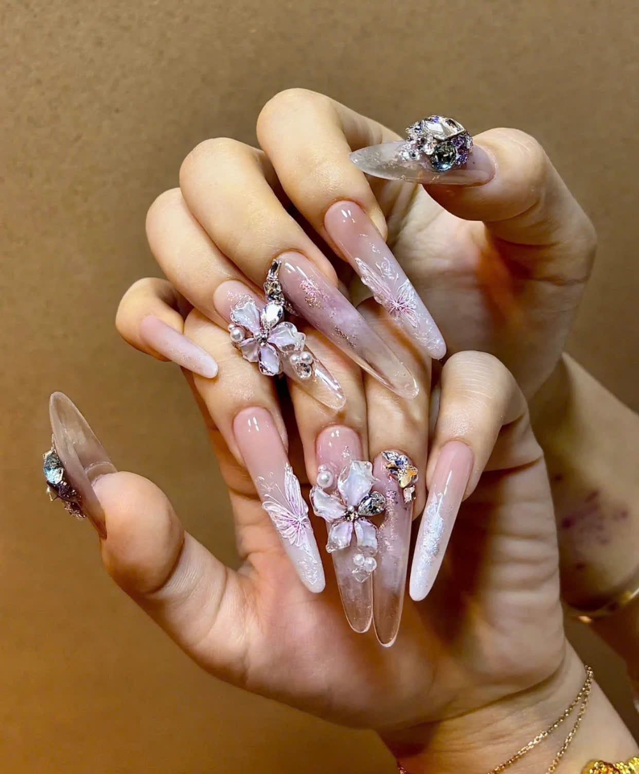 Mẫu nail bướm 3D và đính đá sang trọng