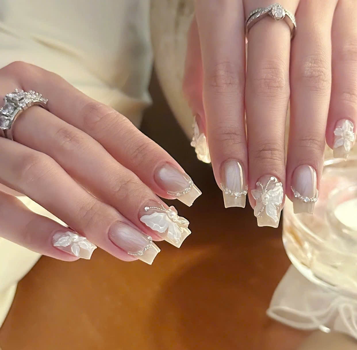 Mẫu nail bướm theo phong cách Hàn Quốc (Korean Butterfly Nails)