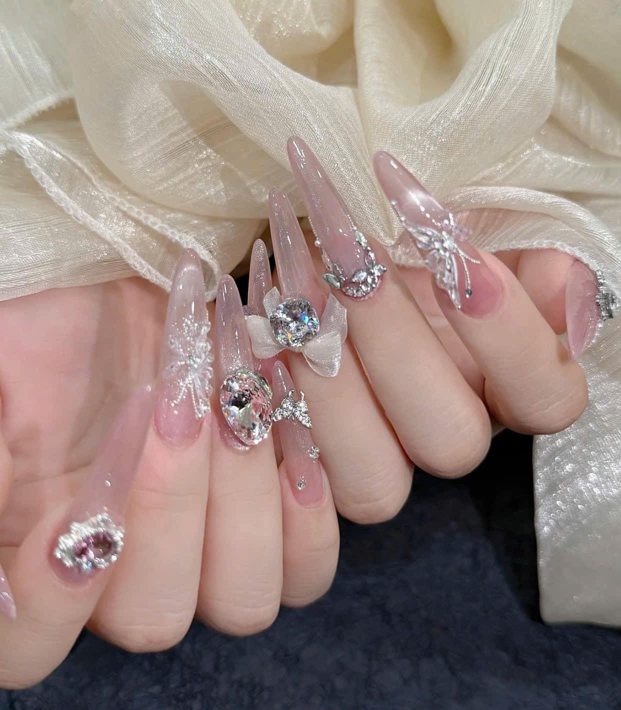 Mẫu nail bướm 3D và đính đá sang trọng