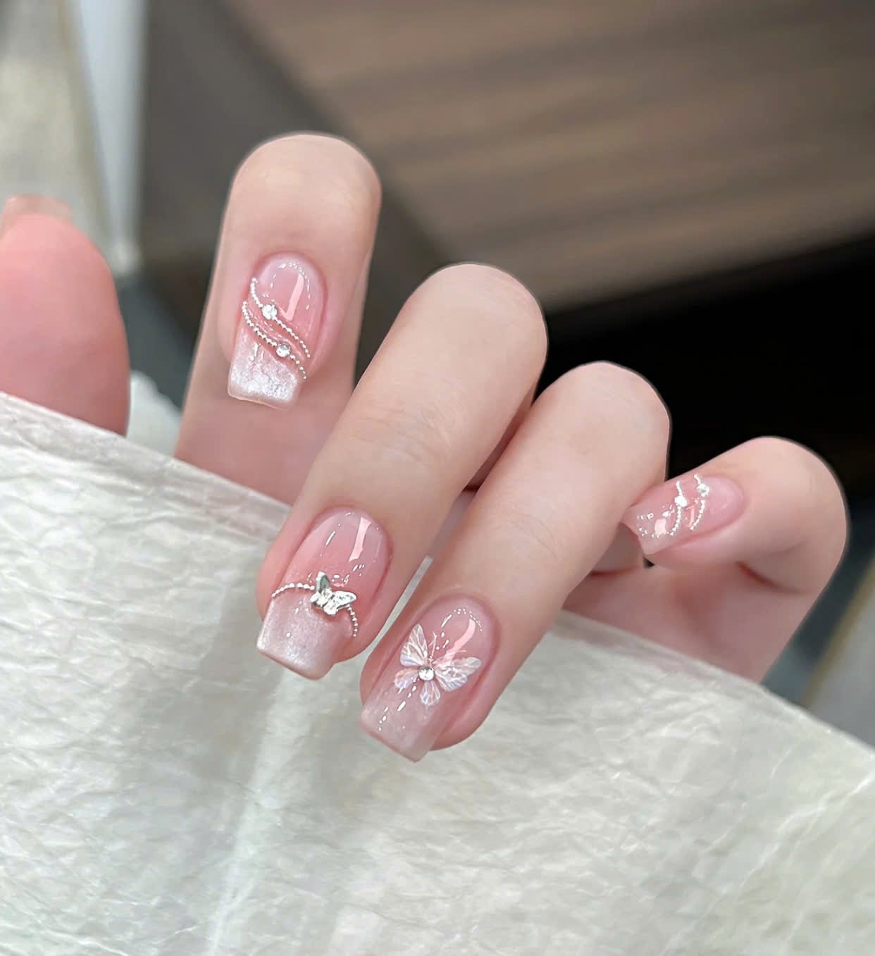 Mẫu nail bướm đơn giản, tinh tế