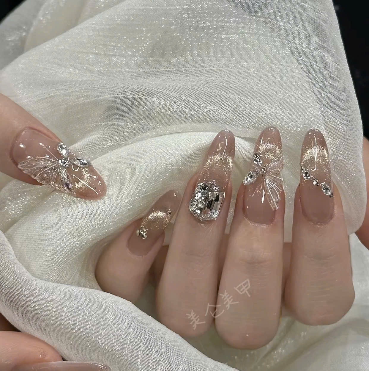 Mẫu nail bướm 3D và đính đá sang trọng