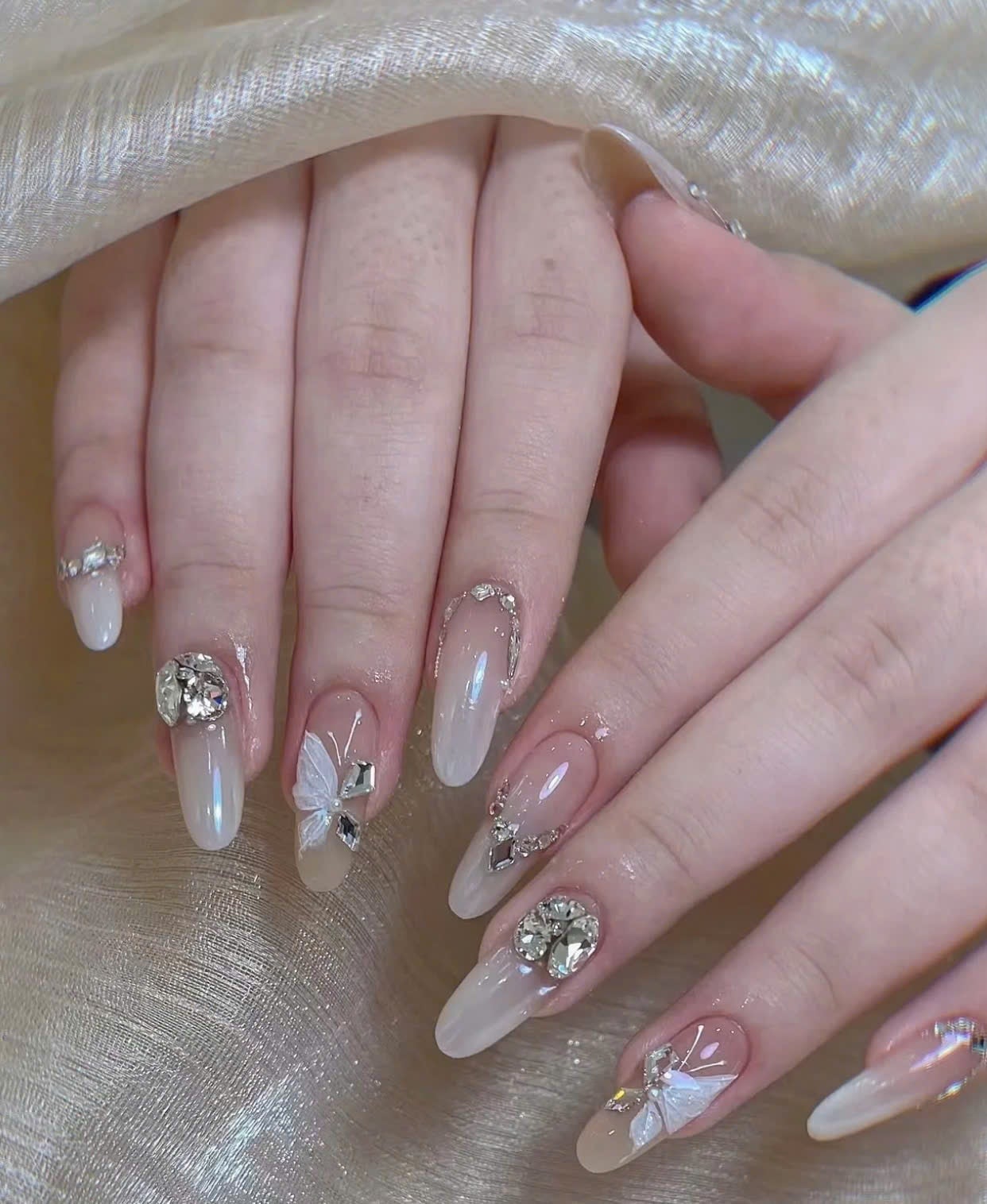 Chọn form móng nào phù hợp nhất với họa tiết bướm?