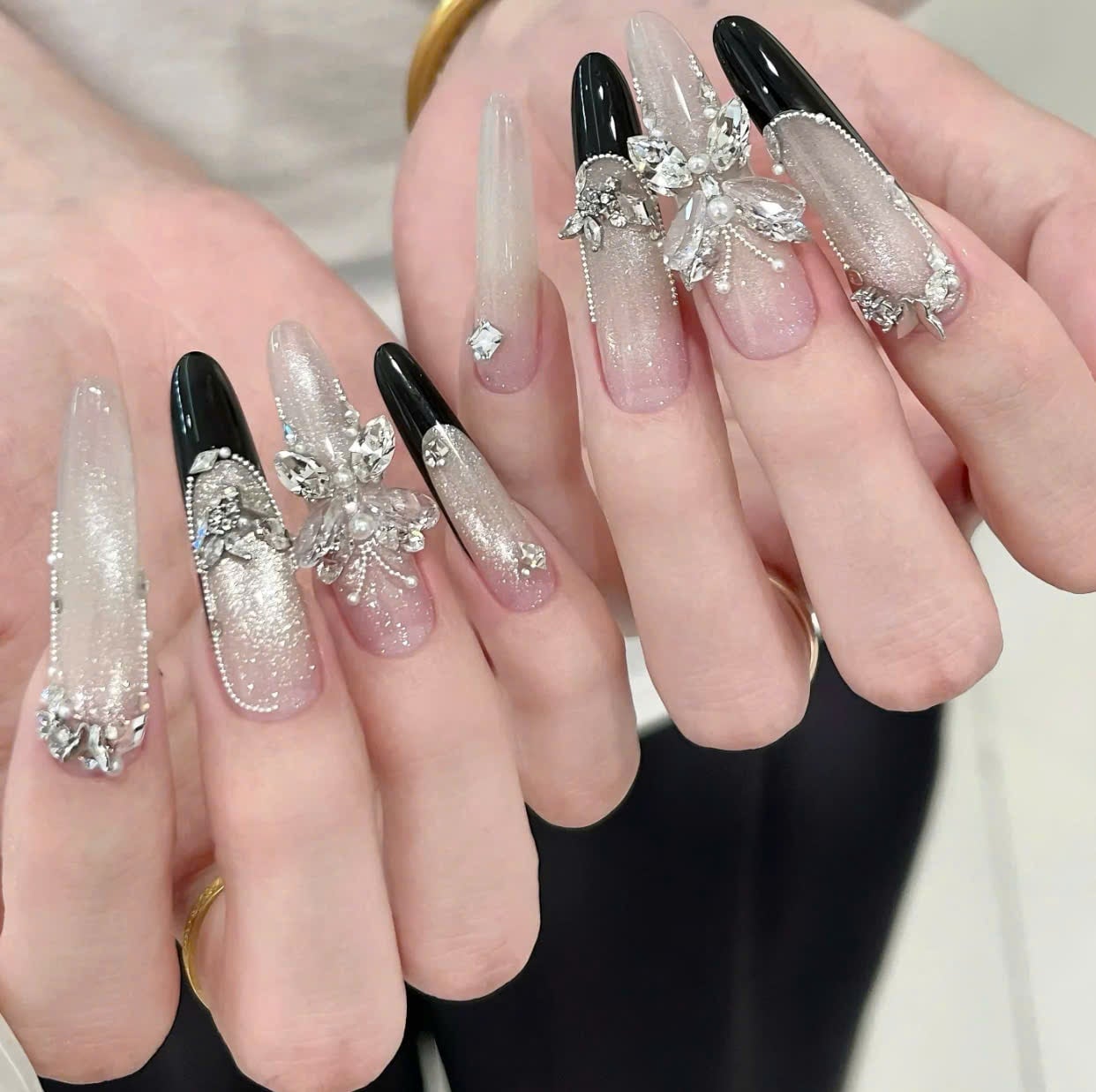 Mẫu nail bướm trên nền sơn lì (Matte)