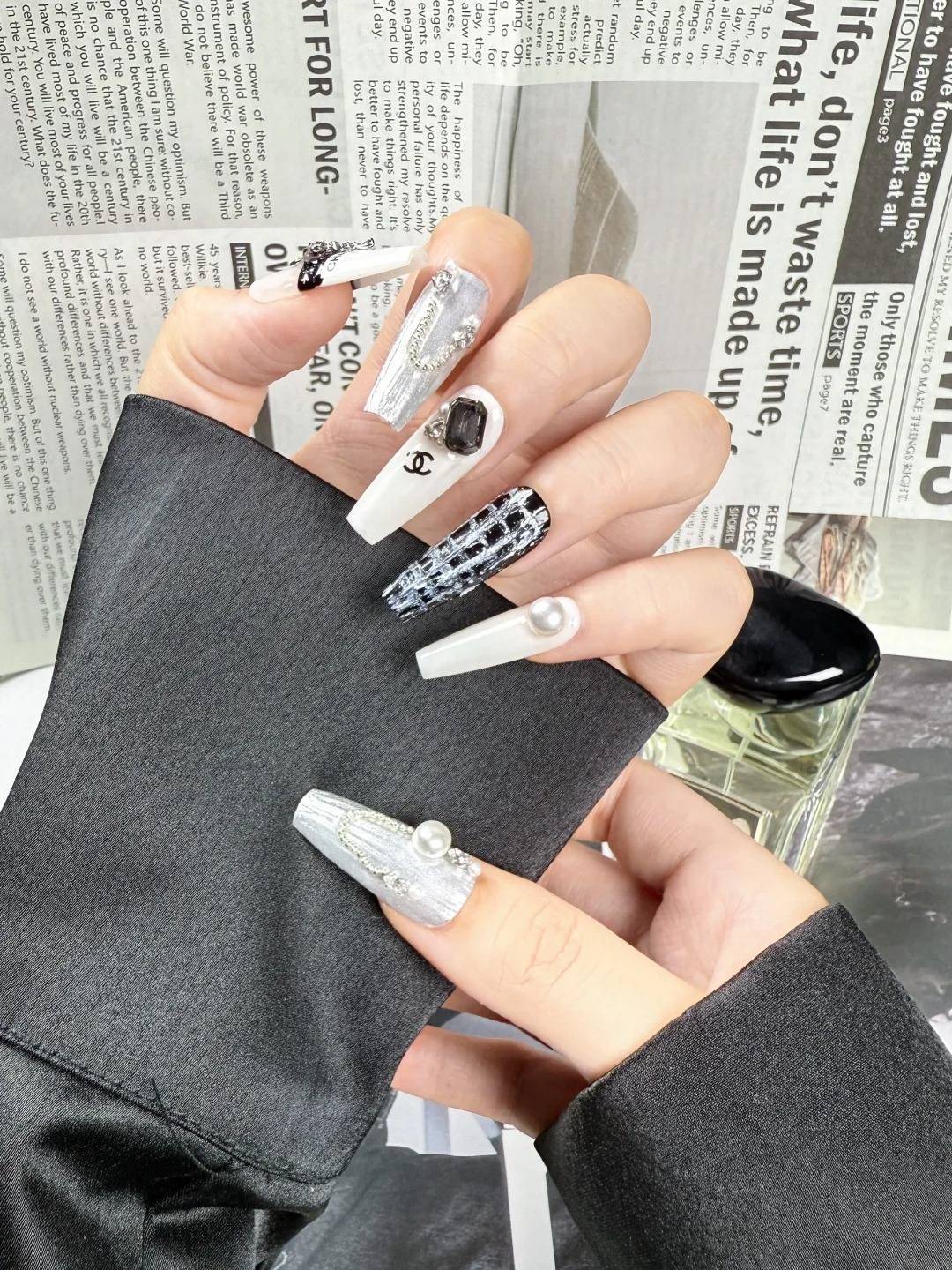 nail đen trắng