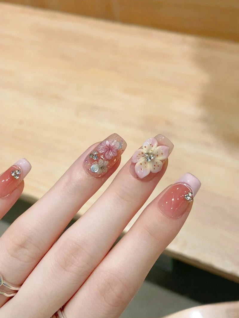 Mẫu nail tối giản mùa xuân