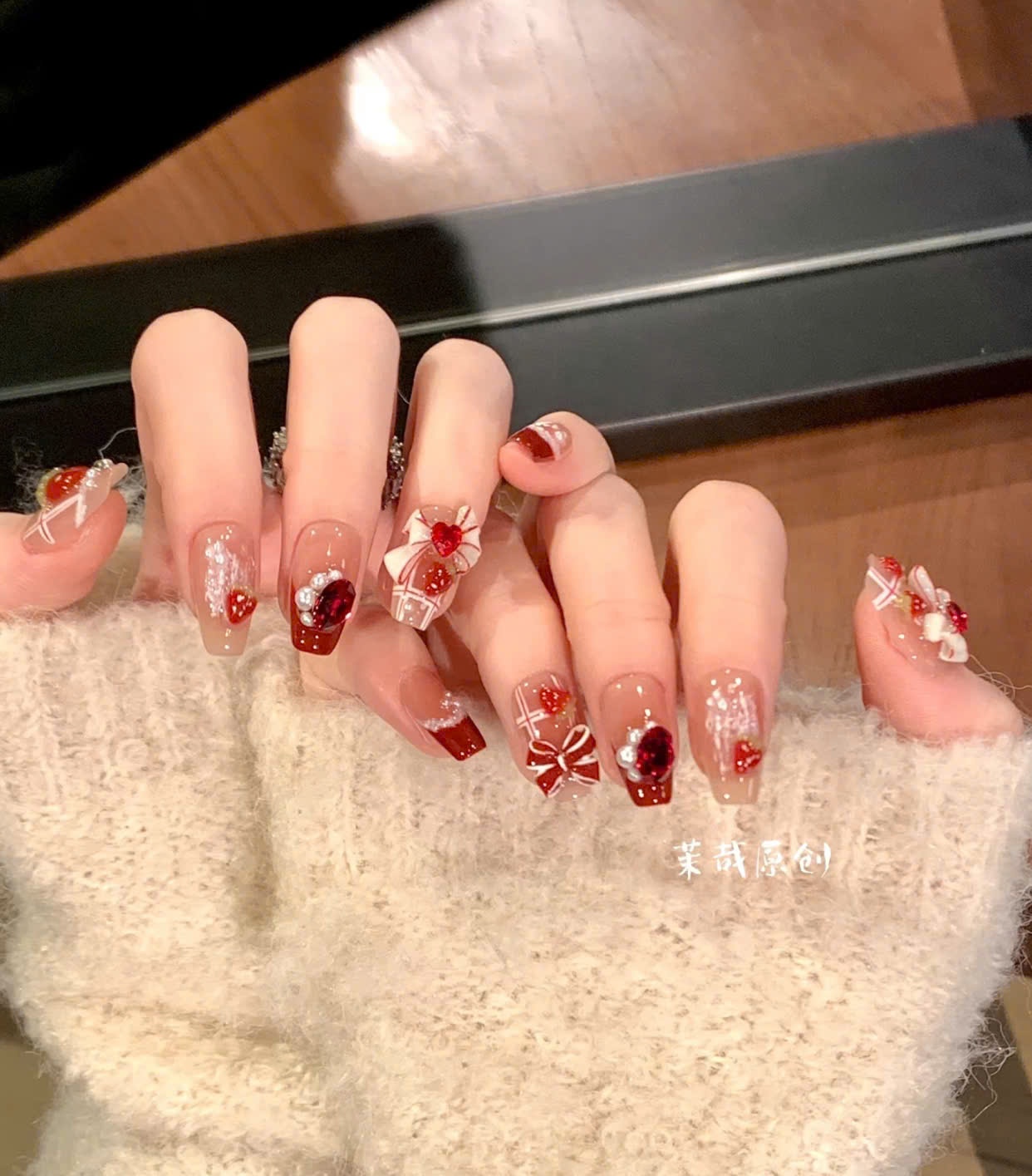 Nail trái cây đính đá hoặc phụ kiện 3D nổi bật