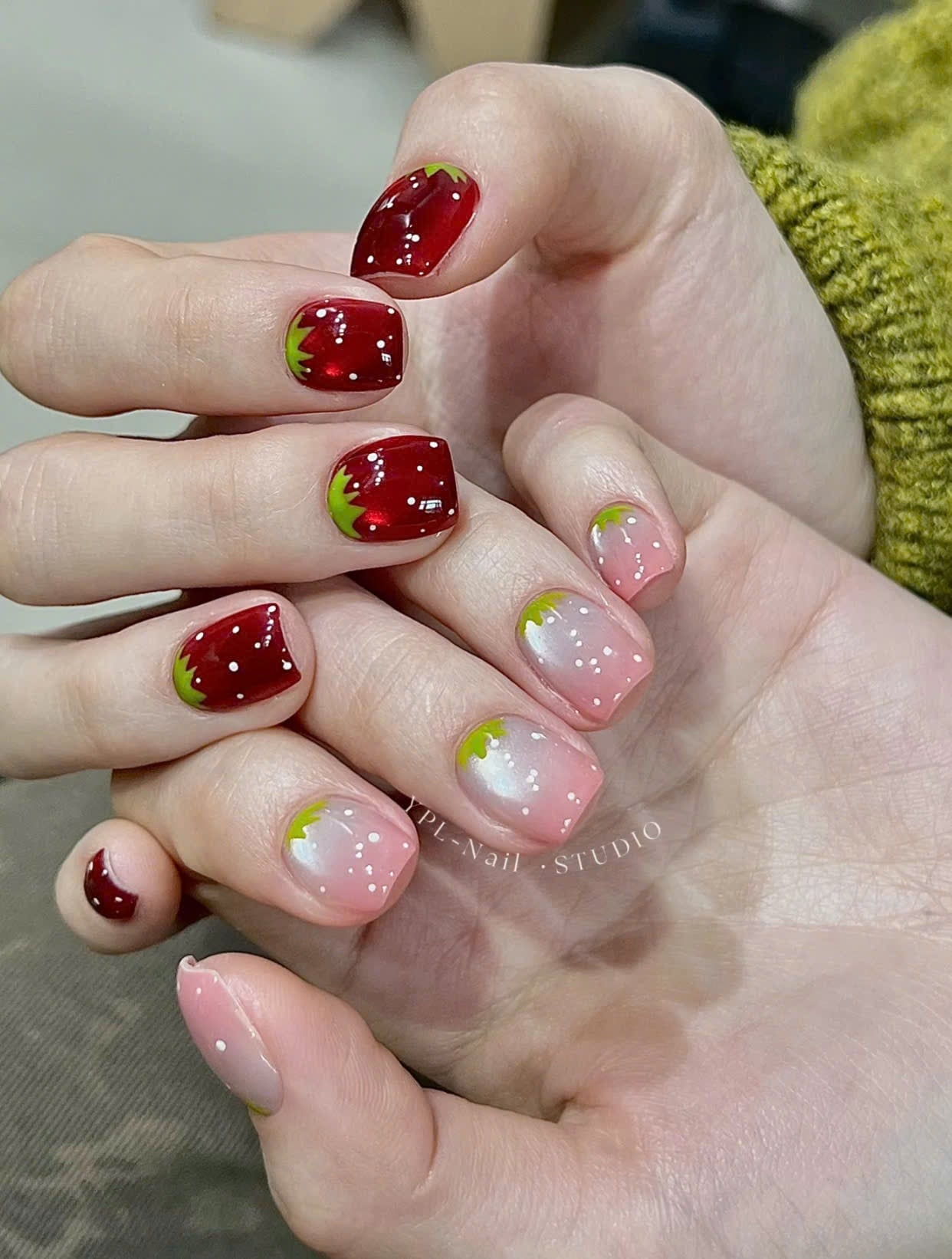 Mẫu nail dâu tây ngọt ngào, nữ tính