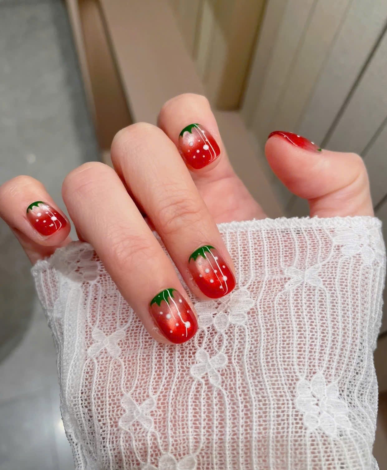 Mẫu nail dâu tây ngọt ngào, nữ tính