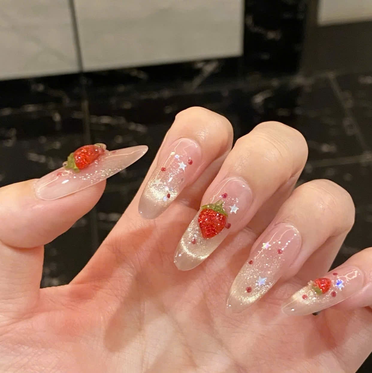 Mẫu nail dâu tây ngọt ngào, nữ tính