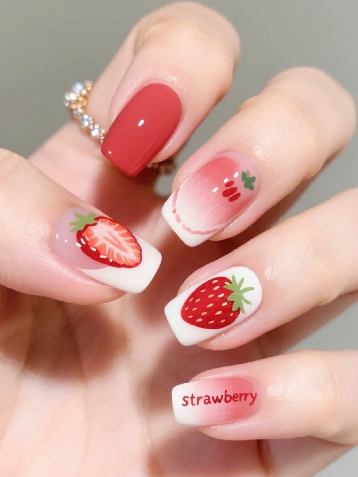 Mẫu nail dâu tây ngọt ngào, nữ tính