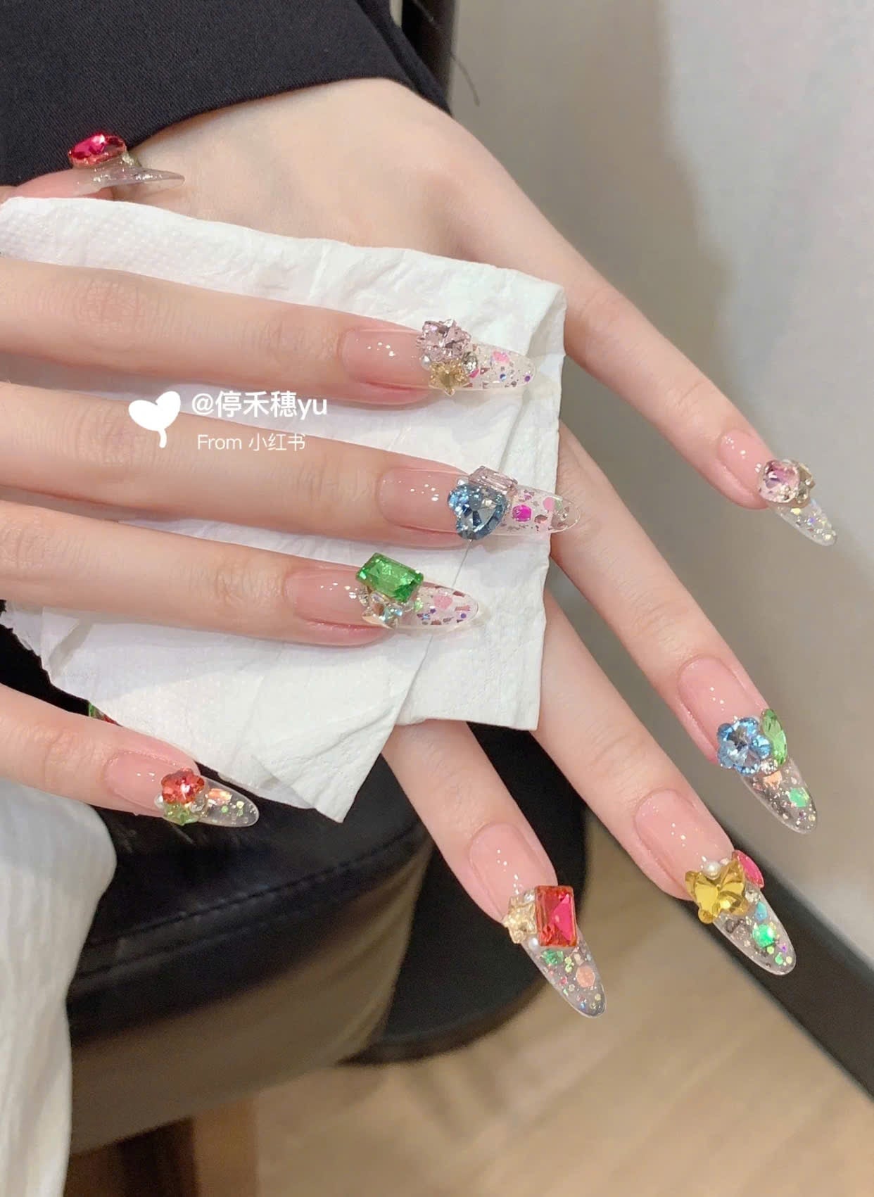 Nail trái cây đính đá hoặc phụ kiện 3D nổi bật