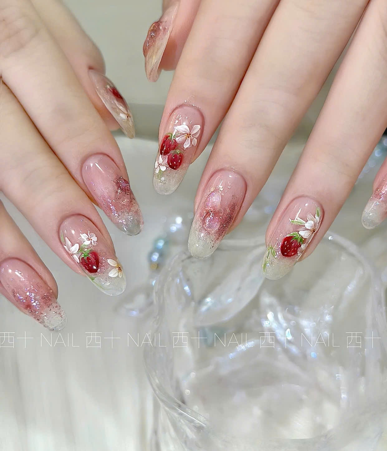Mẫu nail dâu tây ngọt ngào, nữ tính