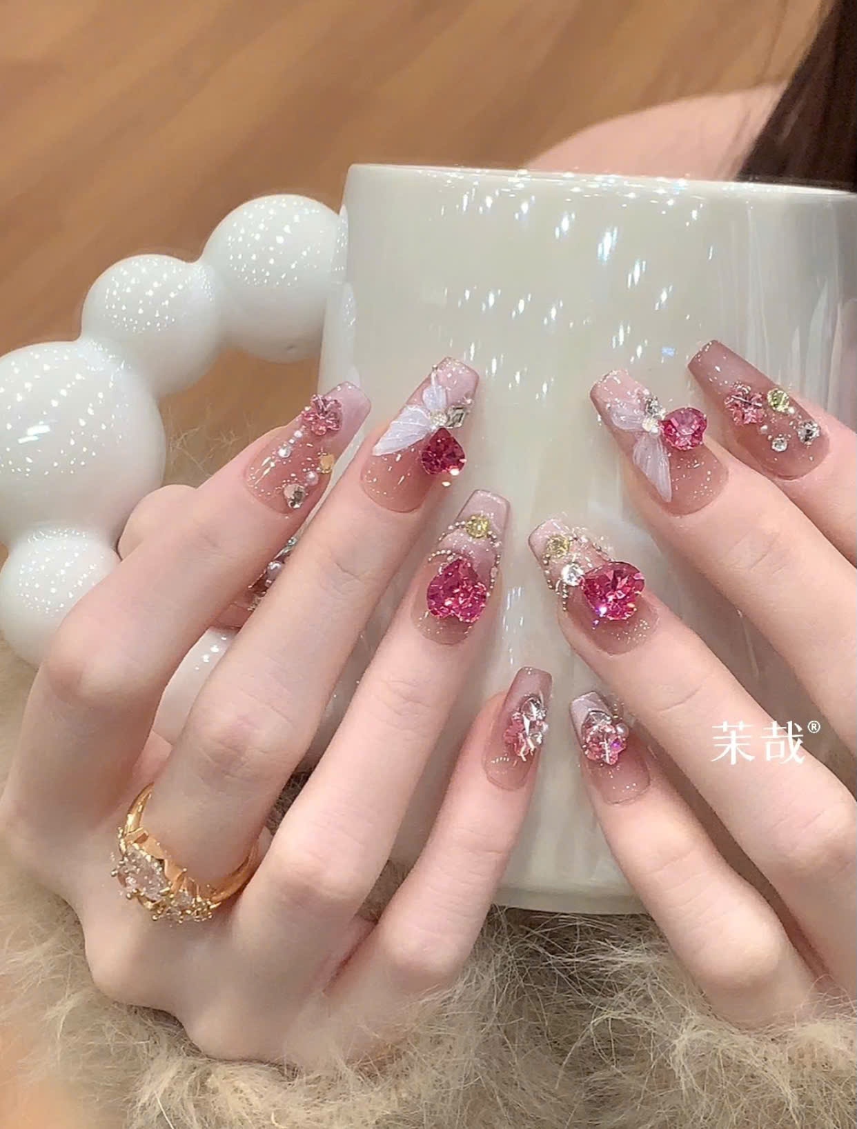 Nail trái cây đính đá hoặc phụ kiện 3D nổi bật