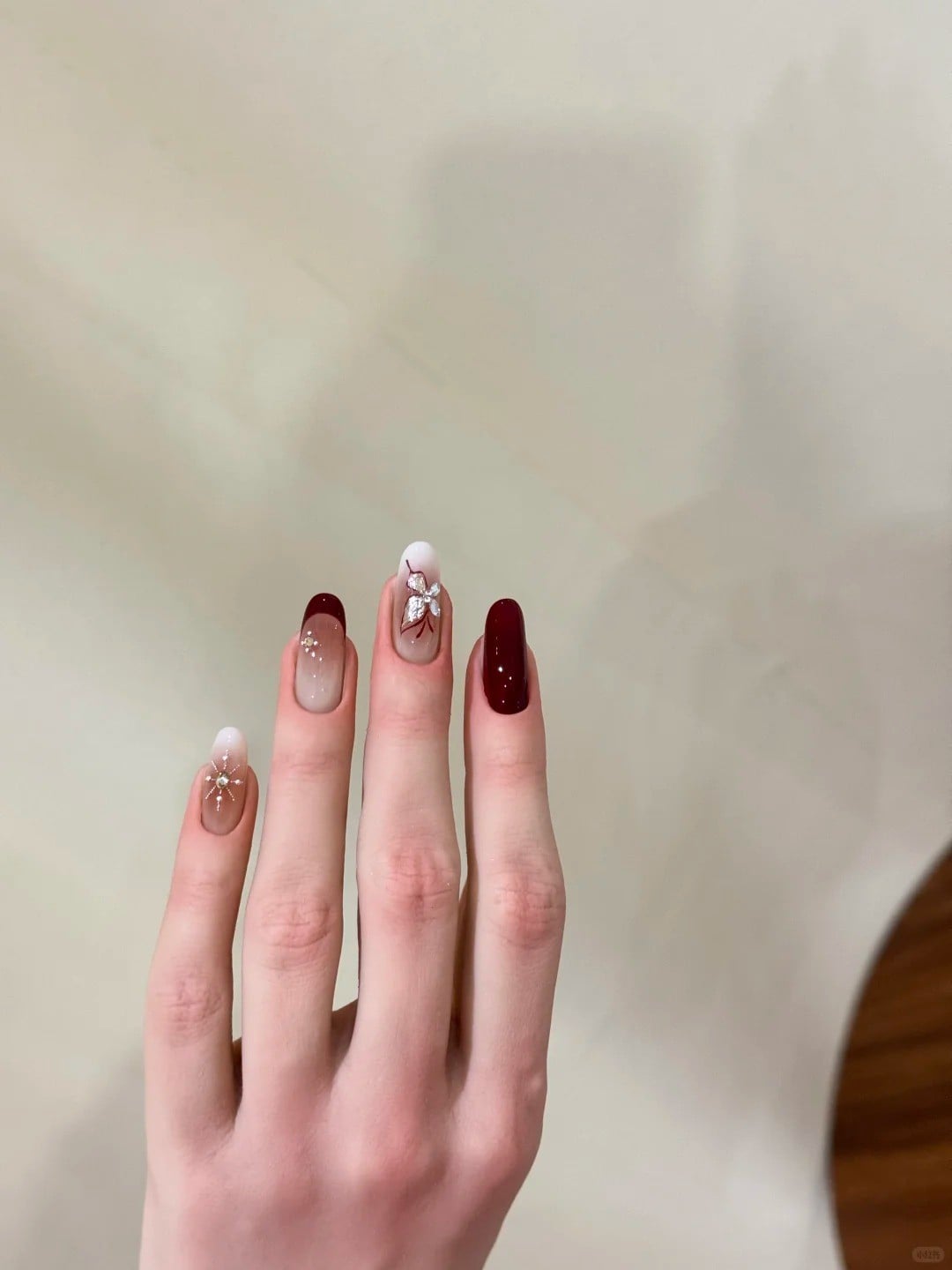 Mẫu móng tay sơn Tết 2026 tráng gương