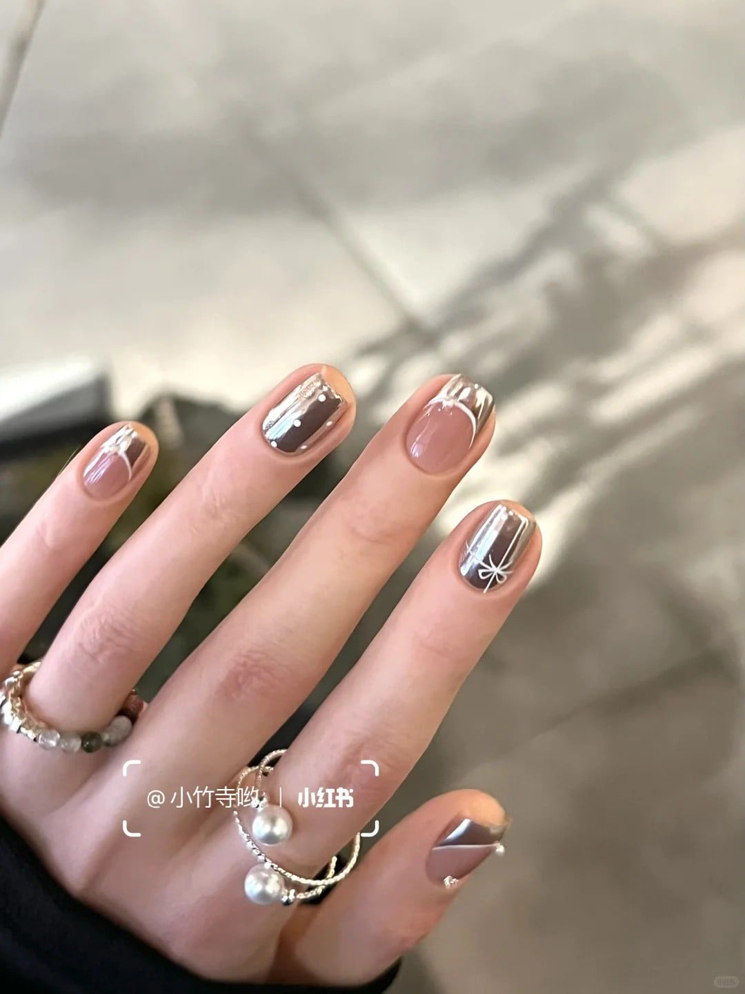 Mẫu móng tay sơn Tết 2026 tráng gương