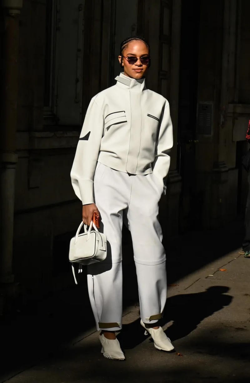 15. Phong cách Futuristic với set đồ thể thao trắng