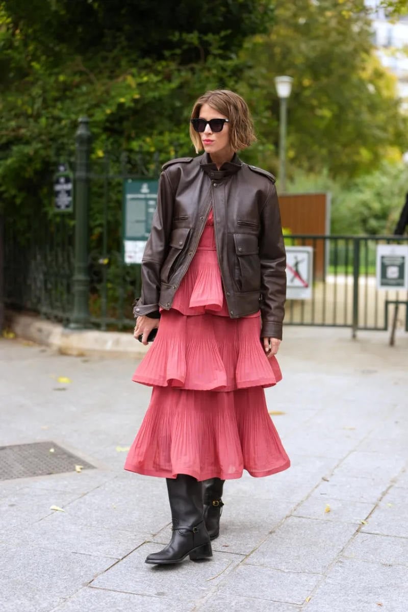 9. Ngọt ngào và cá tính với váy xếp tầng và áo da