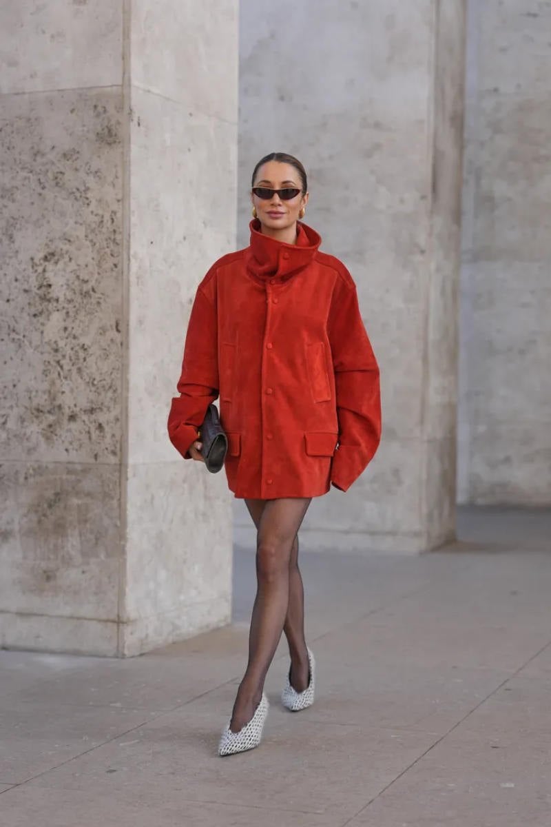 7. Nổi bật với mốt giấu quần cùng áo da lộn đỏ