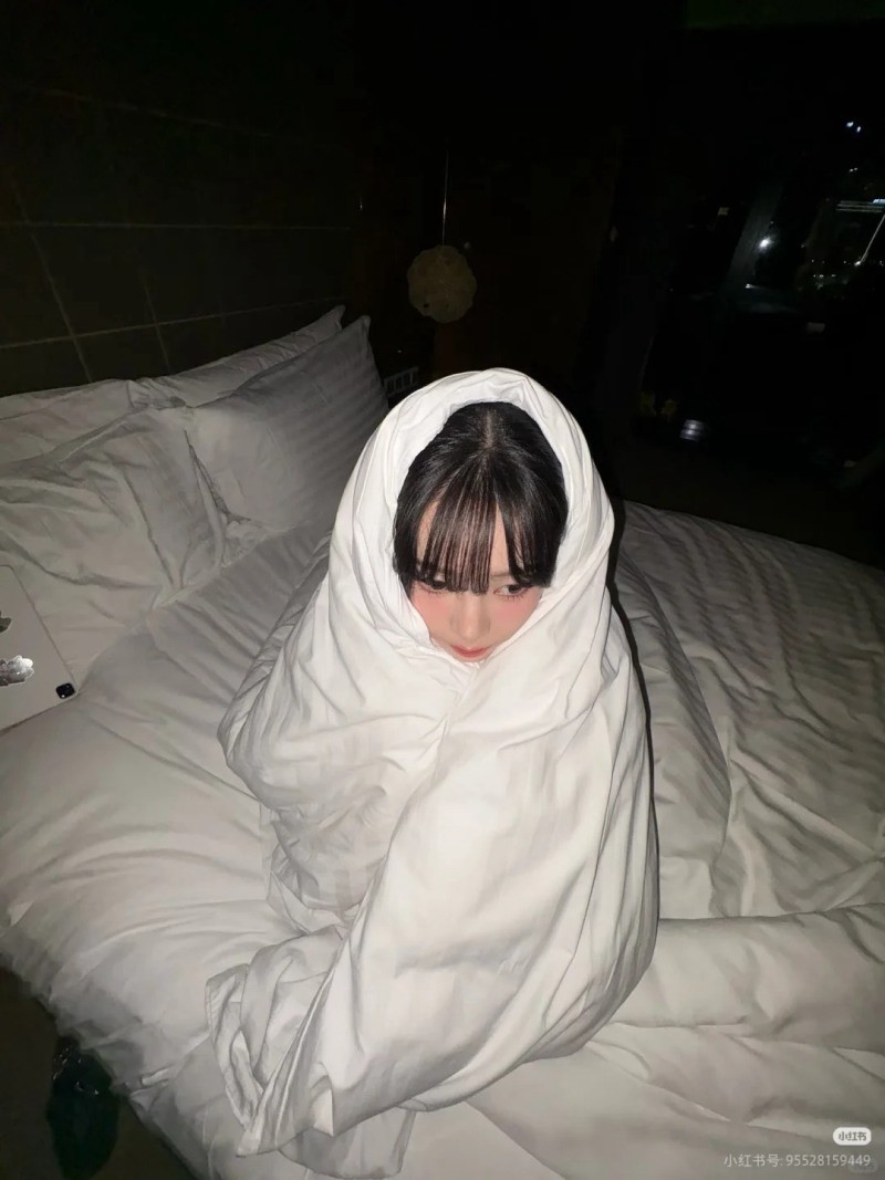 cách tạo dáng chụp ảnh trên giường