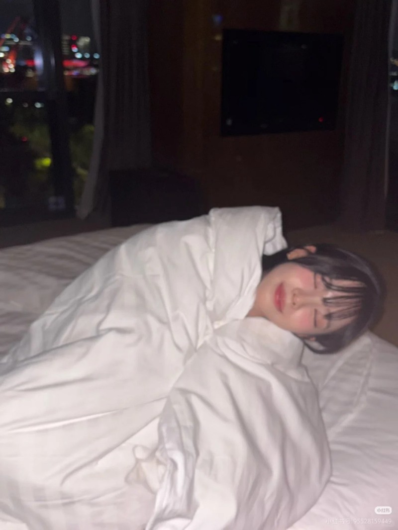 cách tạo dáng chụp ảnh trên giường