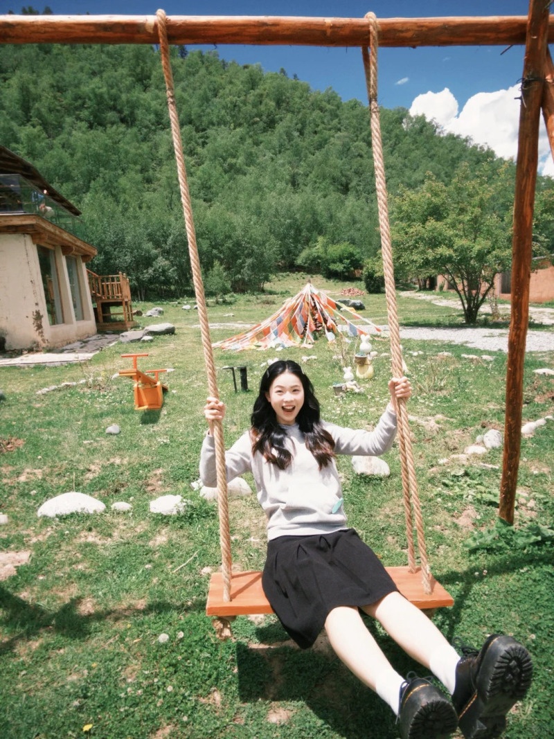 tạo dáng chụp ảnh với xích đu