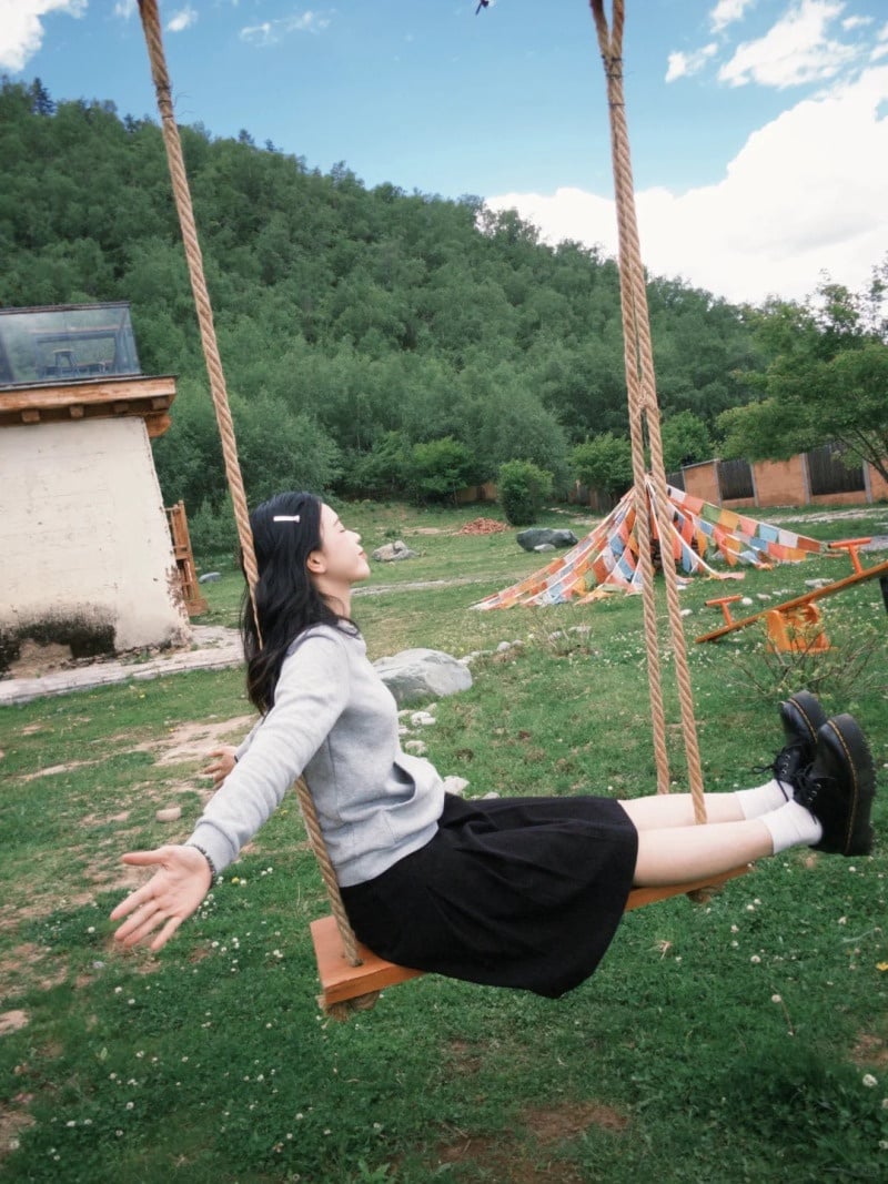 tạo dáng chụp ảnh với xích đu