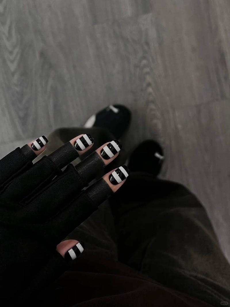 những mẫu nail kẻ sọc