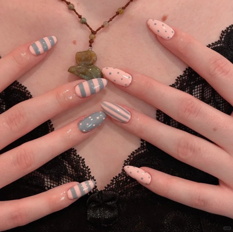 những mẫu nail kẻ sọc