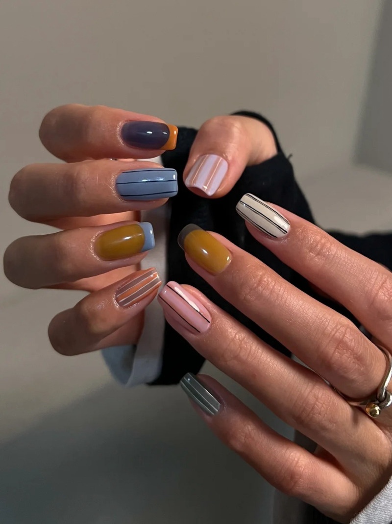 những mẫu nail kẻ sọc
