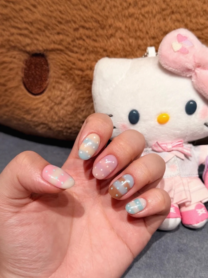 những mẫu nail kẻ sọc